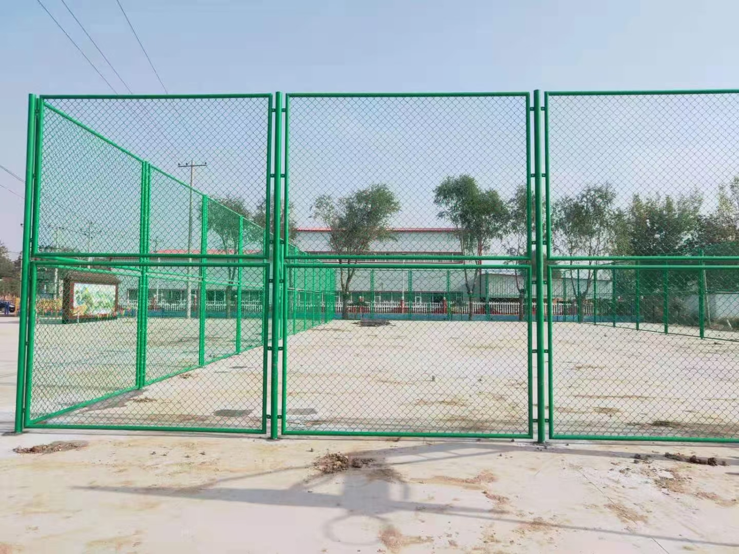 阿勒泰富蘊球場(chǎng)圍欄安裝效果